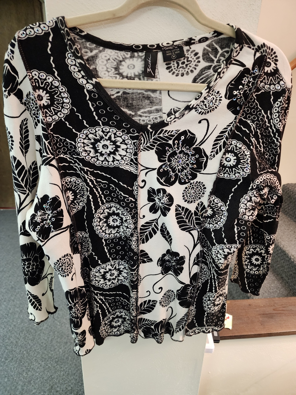 Zashi Sz M Women's Black & White Floral Scoop Neck Sequins